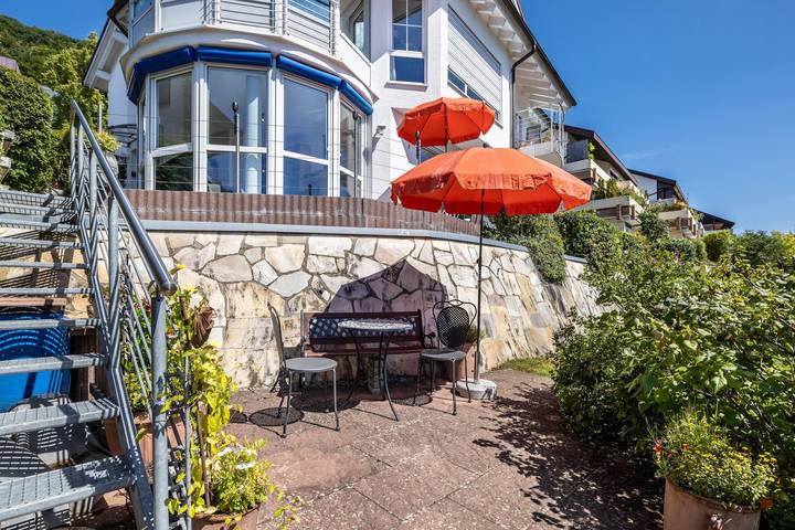 Apartamento entero, Apartamento 'Fewo1' con vistas a la montaña, terraza privada y Wi-Fi in Bad Urach, Albsteig Etapa 9