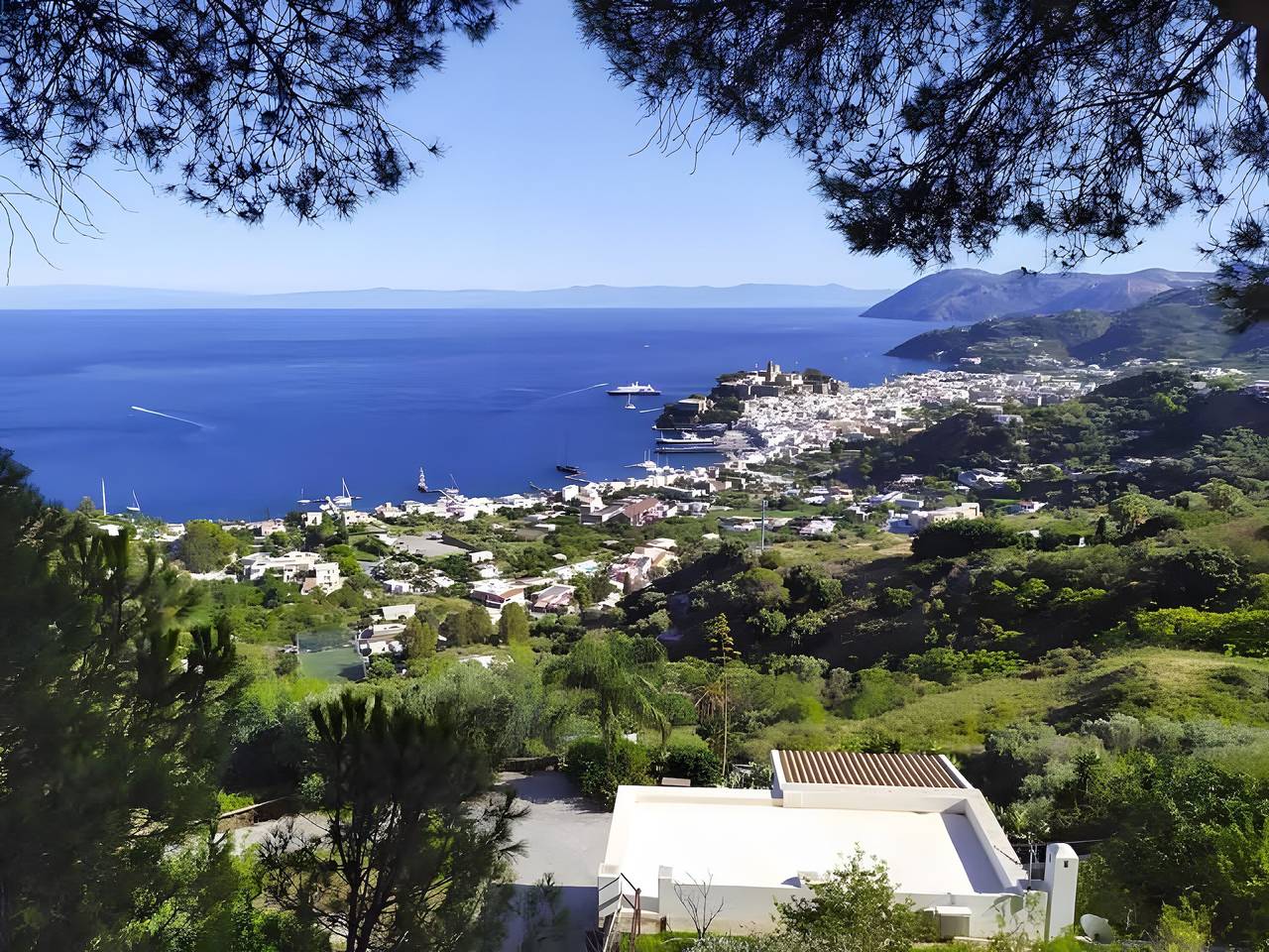 Appartement entier, Appartement dans la Villa "Stromboli" avec vue mer, Wi-Fi et climatisation in Lipari