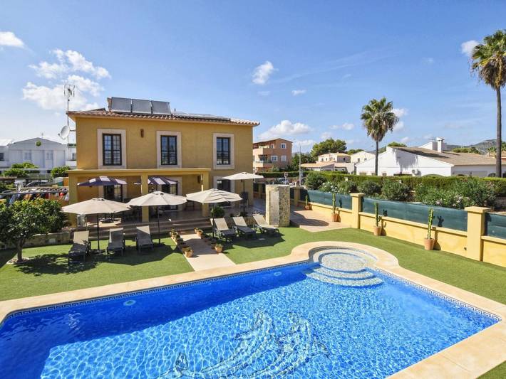 Holiday rental for 8 people, with garden and pool in Sa Coma
