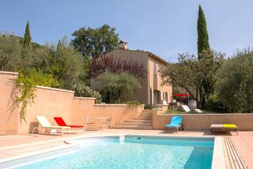 Gîte pour 6 personnes, avec piscine ainsi que jardin et terrasse, animaux acceptés à Mérindol-les-Oliviers