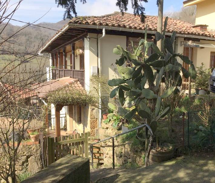 Gîte pour 4 personnes, avec terrasse et vue dans Cardes