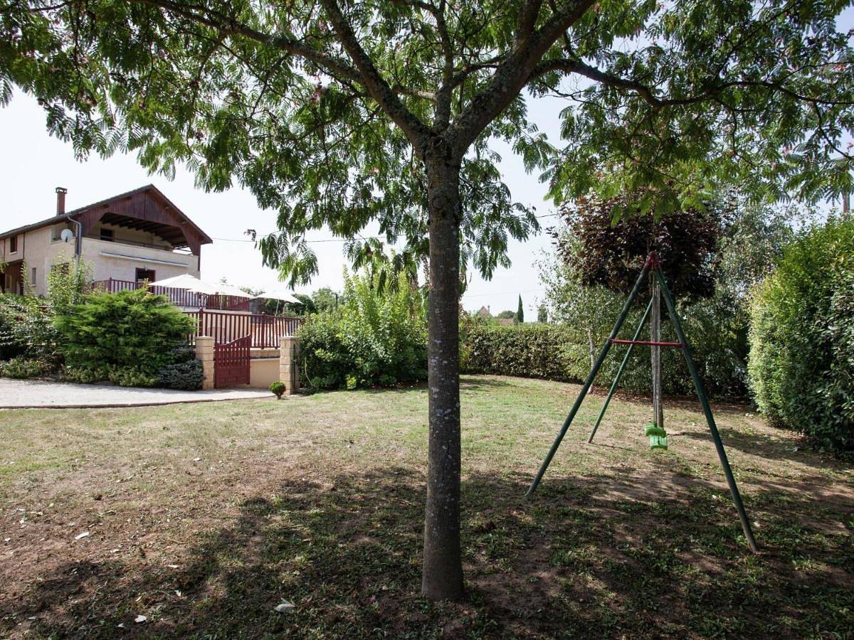 Three-Bedroom Holiday Home in Saint-Julien-de-Lampon, Quercy