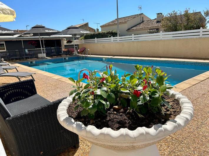 Hôtel pour 2 personnes, avec terrasse ainsi que piscine et vue, animaux acceptés