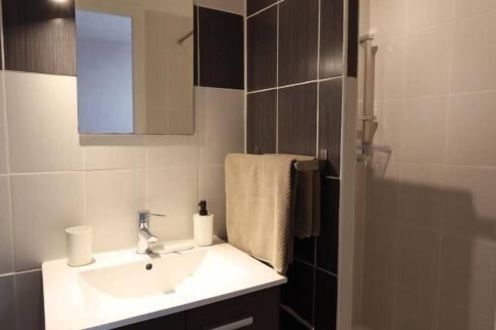 Entire apartment, Cozy studio in the heart of the village in Monteux, Vaucluse