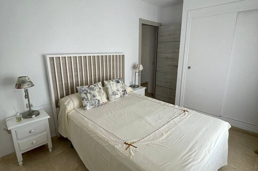 Entire apartment, Apartment 'El Portil Pinares' with Shared Pool, Private Terrace and Wi-Fi in Playa Nueva Umbría, El Portil