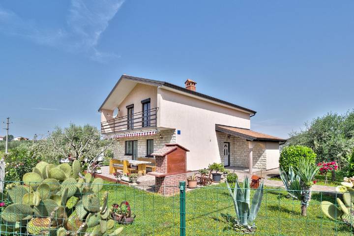 Ferienhaus für 8 Personen, mit Terrasse und Garten - 1