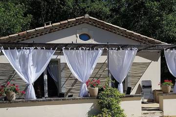 Gîte pour 6 personnes, avec jardin ainsi que terrasse et piscine, animaux acceptés à Réauville