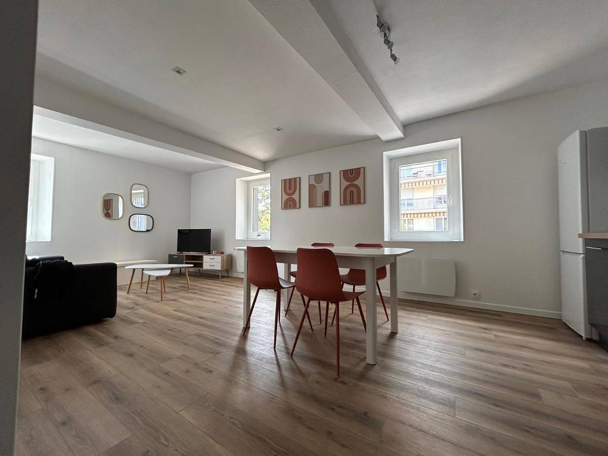 Appartement entier, One-Bedroom Apartment in Montrond-les-Bains, Montbrison