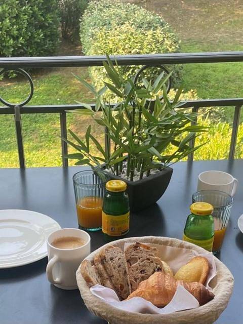 Ferienwohnung für 4 Personen, mit Ausblick und Garten sowie Pool in Gassin - 4