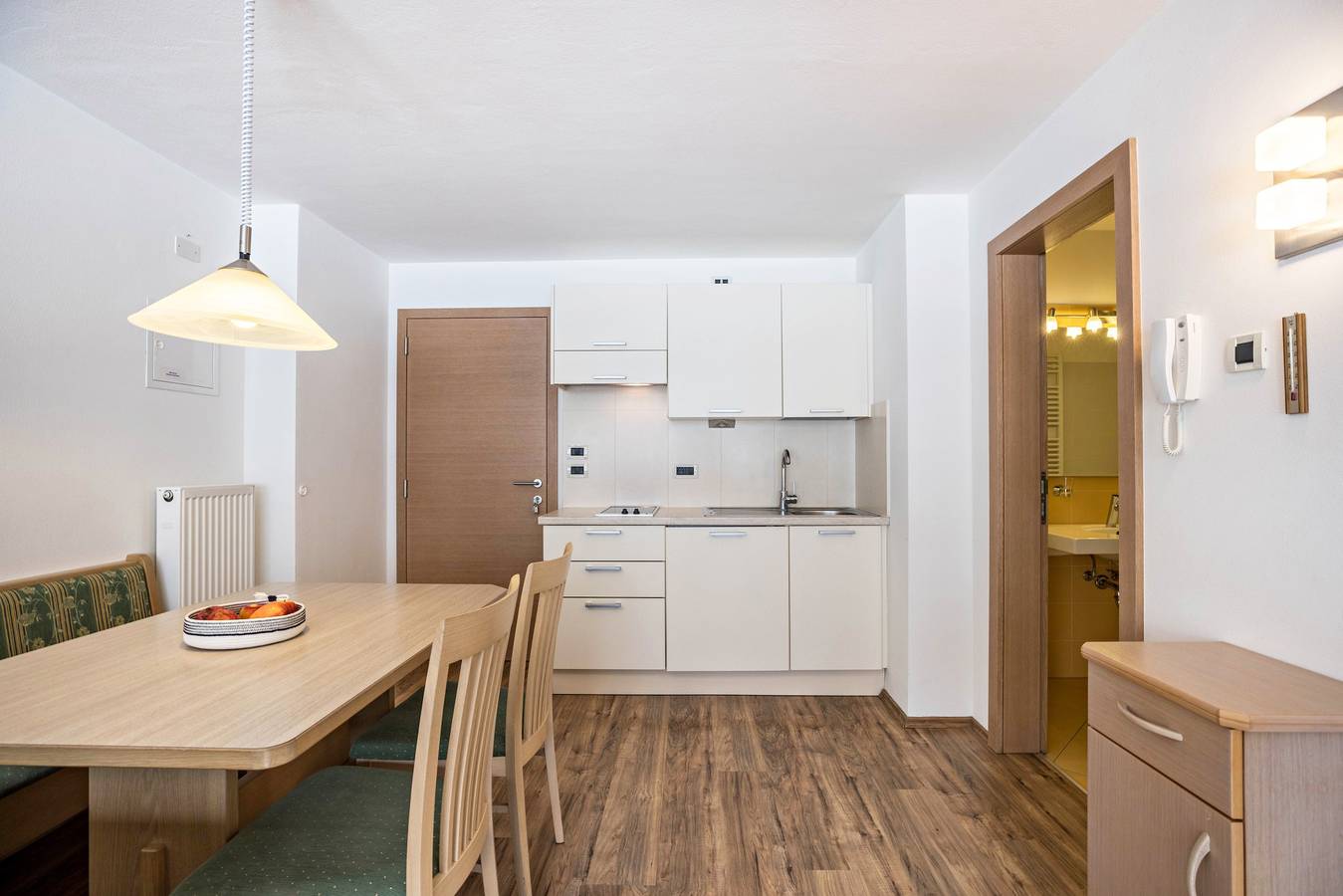 Entire apartment, Runcac - Holiday Apartment Pla with Mountain View, Wi-Fi & Balcony in San Vigilio di Marebbe, Mareo