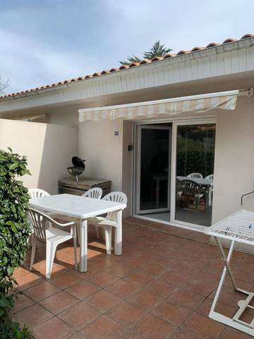 Gîte pour 6 personnes, avec bassin pour enfant ainsi que jardin et piscine dans Plage des Sables-Vignier