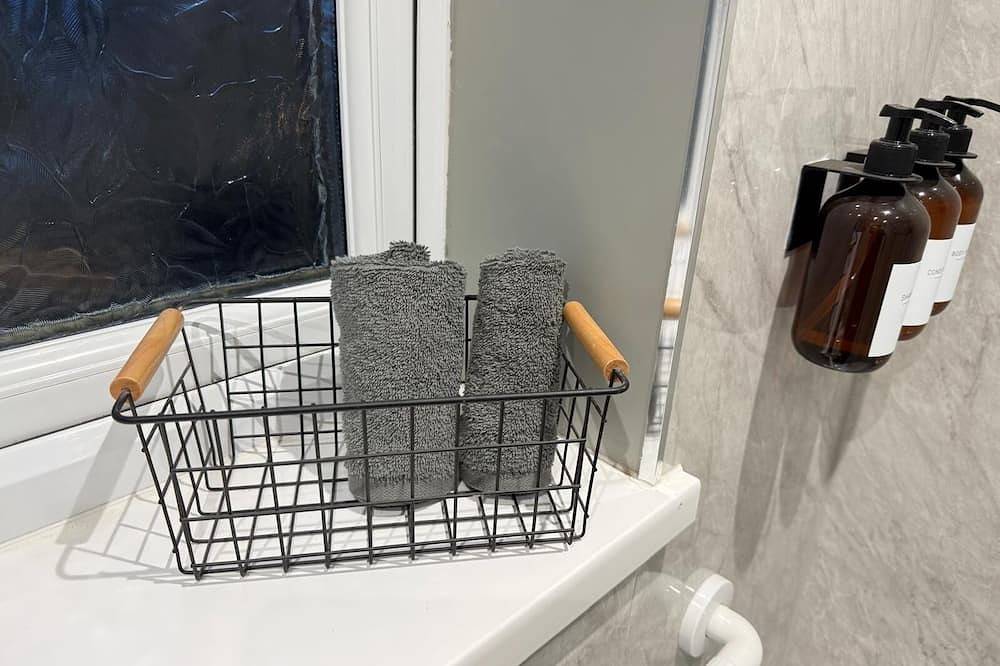 3-bedroom house in welcoming Poulton-le-Fylde with Wifi, parking and hot tub! in Blackpool Pleasure Beach, Lancashire