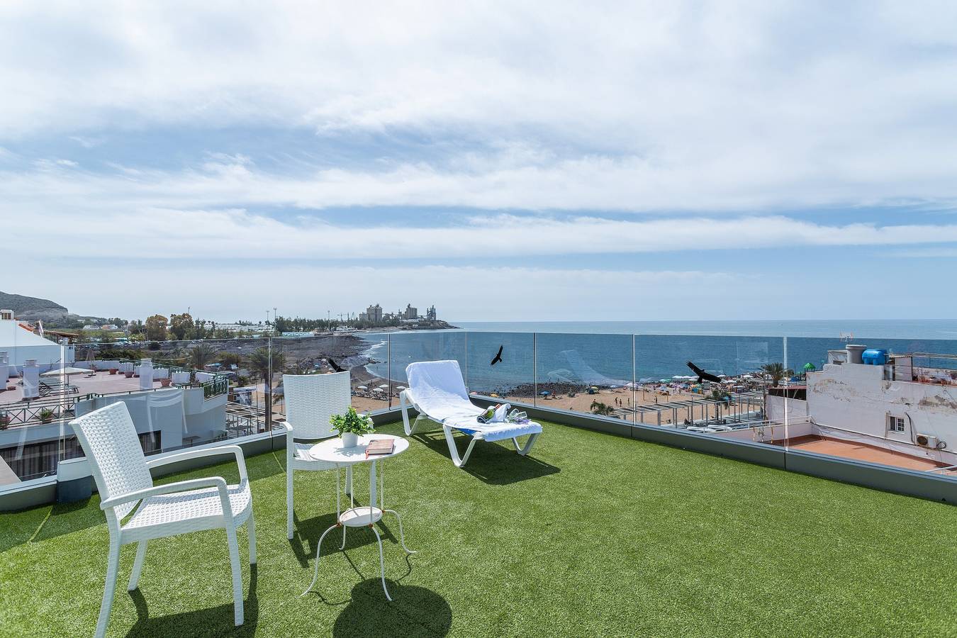 Sunset Star Holiday Home: Sea Views from Rooftop Solarium, Shared Terrace & Wi-Fi in Arguineguin, South Gran Canaria