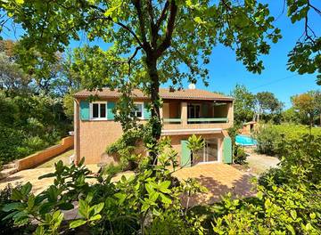 Gîte pour 4 personnes, avec jardin ainsi que terrasse et piscine à Les Mayons