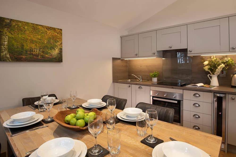 Delamere Forest Golden Oak 2 doubles and 1 twin in Delamere, Cheshire West and Chester