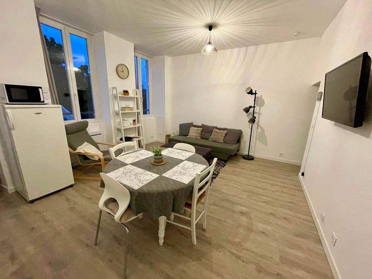 Appartement entier, One-Bedroom Apartment in Cosne-Cours-sur-Loire, Vallée de la Loire