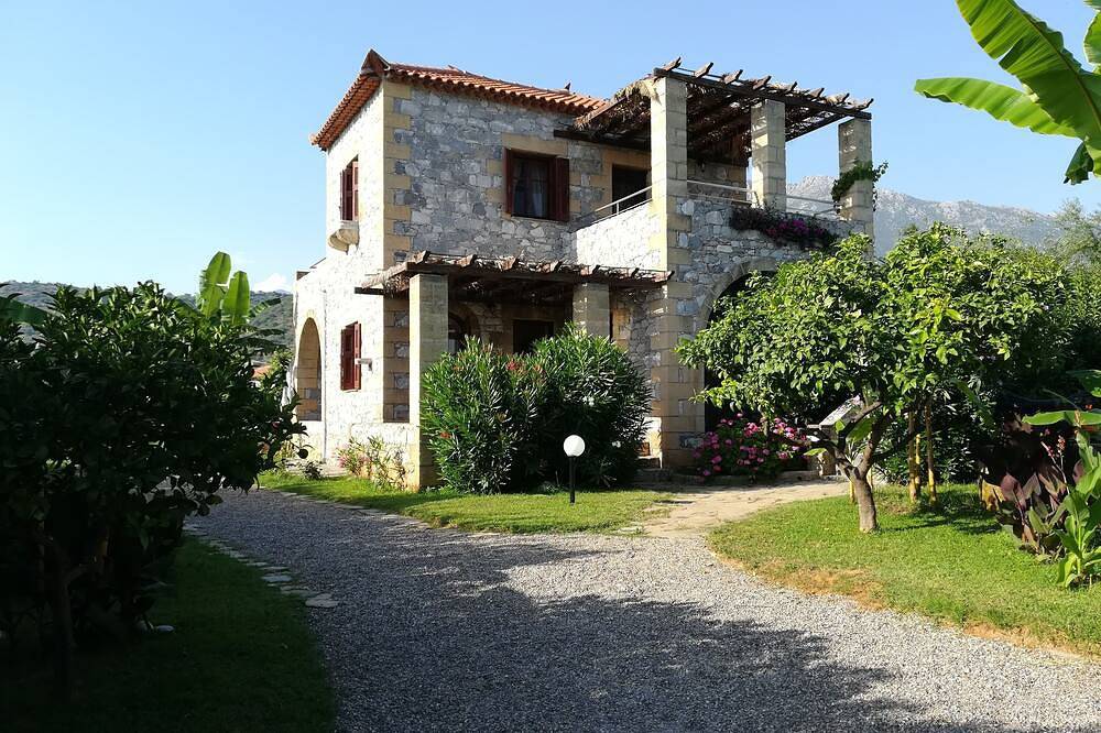 Geheel appartement, Daphne Gezinsvriendelijke appartement met grote tuin, op slechts 700 meter van het strand in Stoupa, Messenia