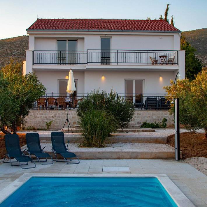 Ferienhaus für 8 Personen, mit Garten und Pool sowie Ausblick