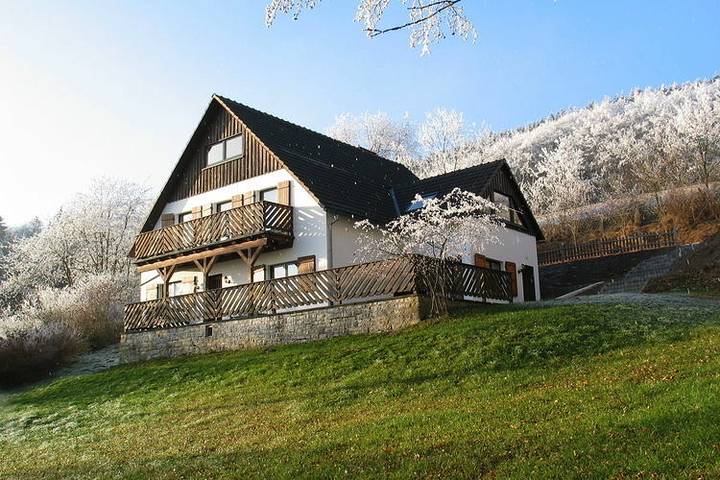 Ferienhaus für 16 Personen, mit Balkon und Terrasse sowie Garten in Medebach