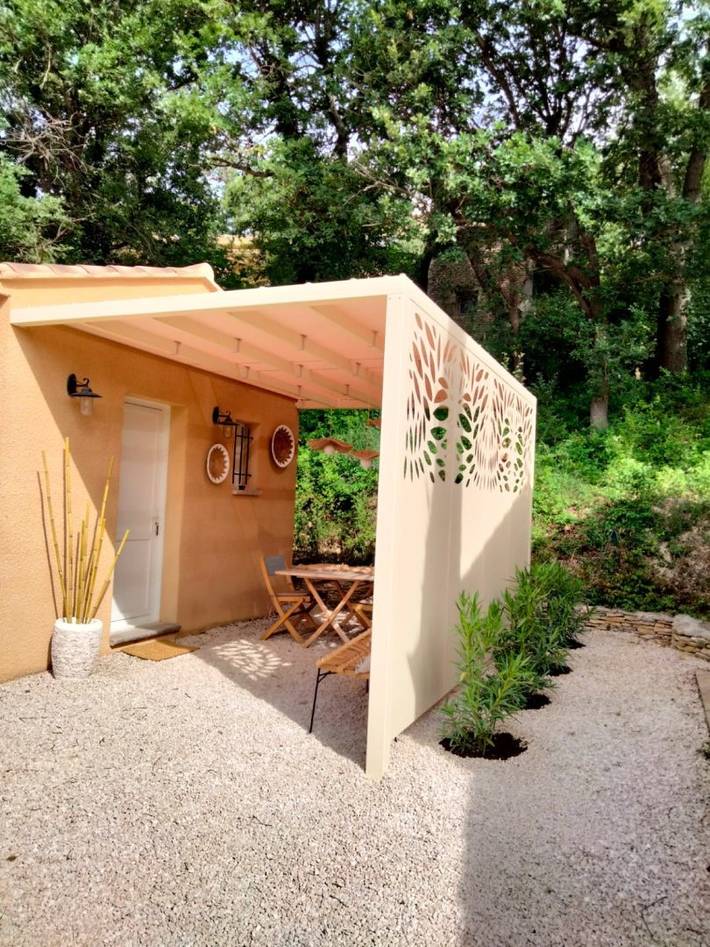 Gîte pour 2 personnes, avec piscine ainsi que jardin et terrasse à Entrechaux