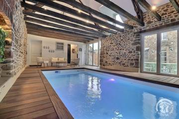 Gîte pour 12 personnes, avec piscine et terrasse à Romazy