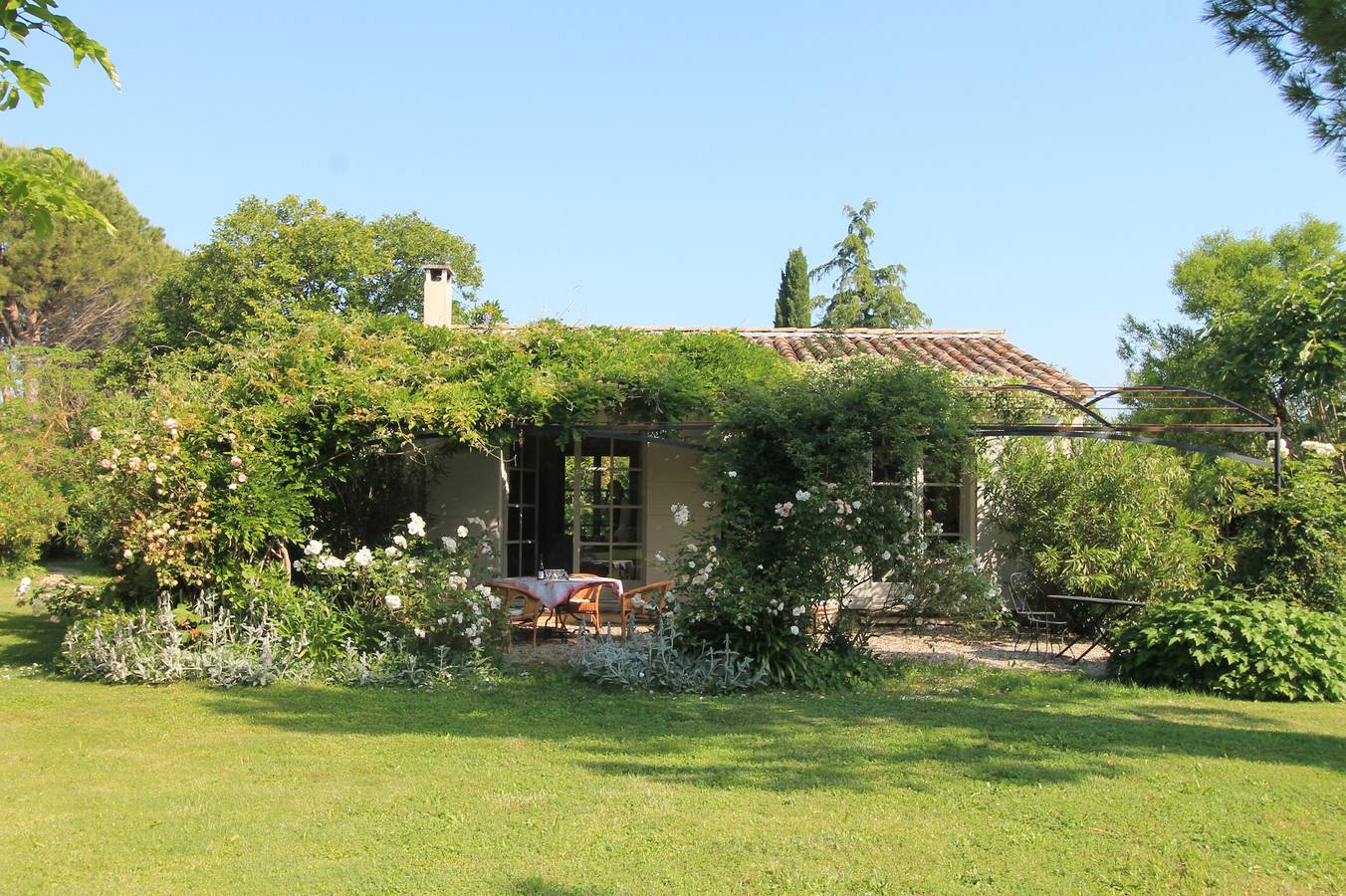 Ganze Wohnung, Le petit oiseau (2p) with pool in Chateaurenard in Châteaurenard, Arles und Umgebung