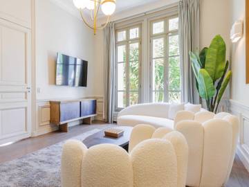 Location De Vacances pour 13 Personnes dans Neuilly-sur-Seine, Hauts-de-Seine, Photo 1