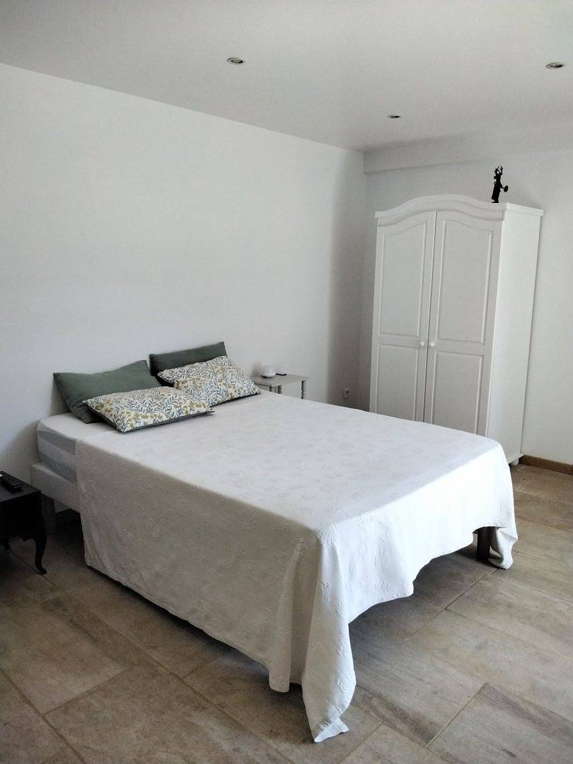 Appartement entier, Adorable gîte deux personnes, Circuit Lamartine in La Roche-Vineuse, Région de Mâcon