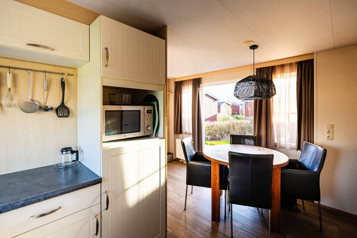 Charmantes Dünenbungalow für 4 Personen mit Terrasse in einem naturnahen Ferienpark in Oosterend, Westfriesische Inseln