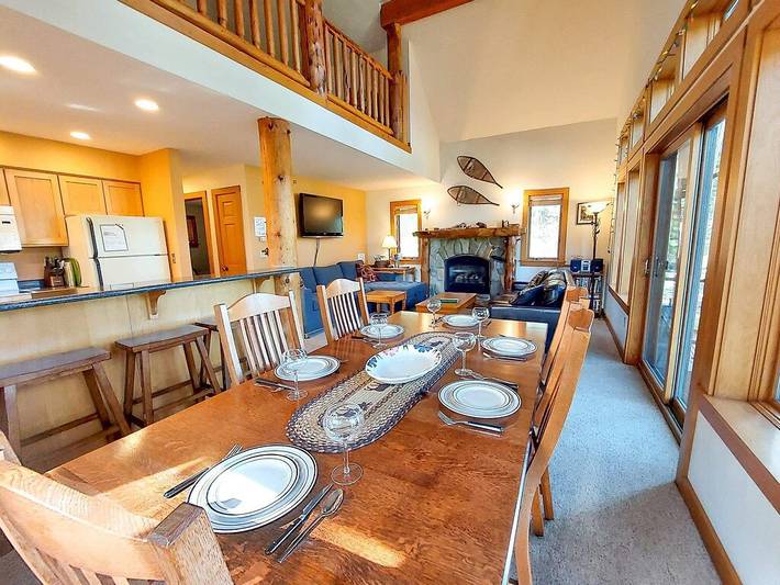Log cabin for 8 people, with yard and balcony as well as pool in Mazama