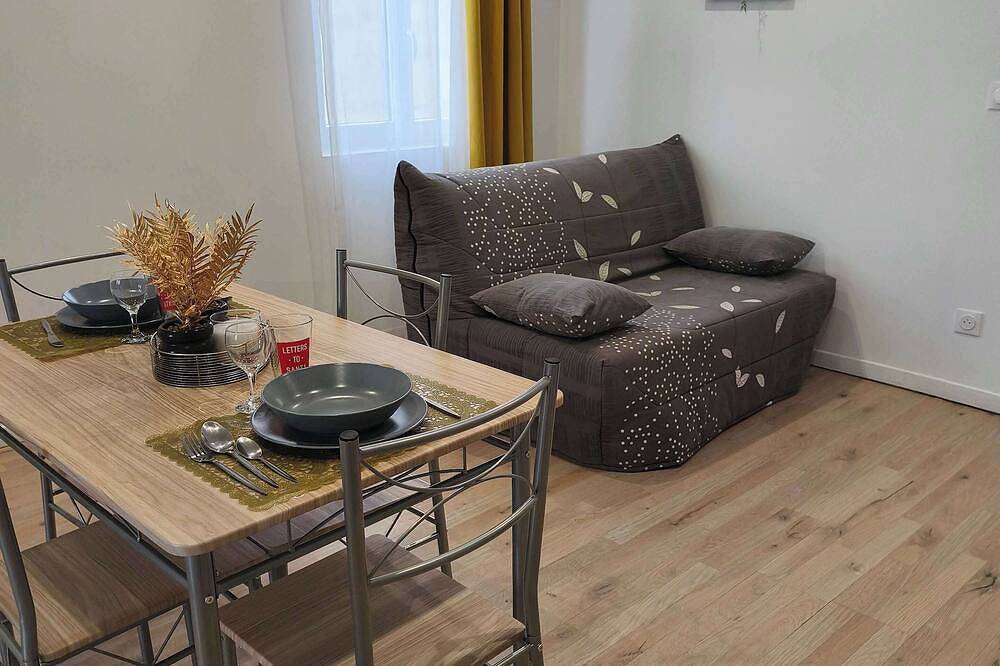 Appartement entier, Studio 1er étage 2 pers. · Parking privé gratuit in Charleville-Mézières, Ardennes