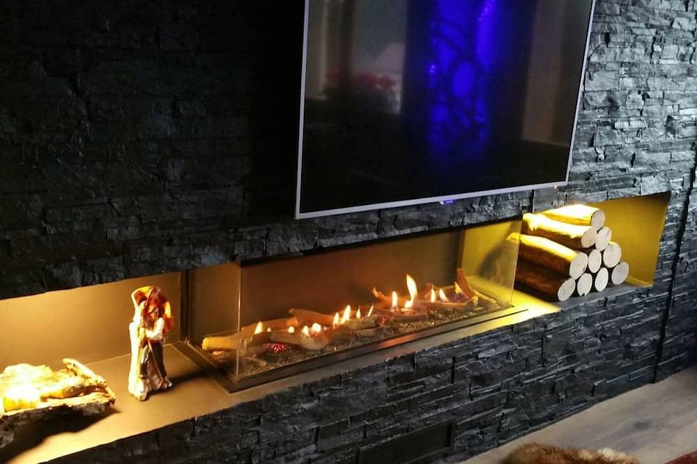 Entire apartment, Appartement 'Borredà' mit Kaminofen in Borredà, Catalan Pyrenees