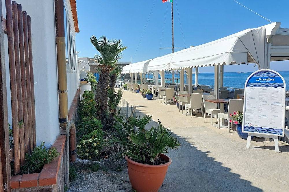 Die Meridiana-Wohnung Am Meer Mit Privatem Strand Sdraio Und Regenschirm in Ischia