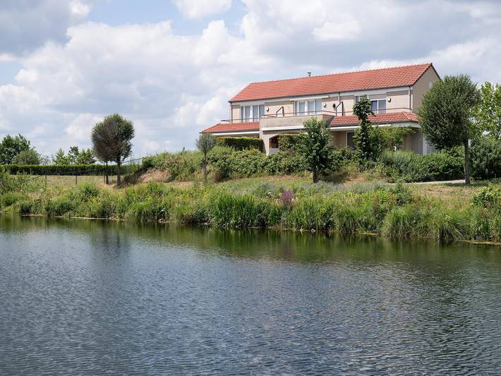 Vakantiehuis voor 4 personen, met Tuin en Uitzicht op het meer in Heel