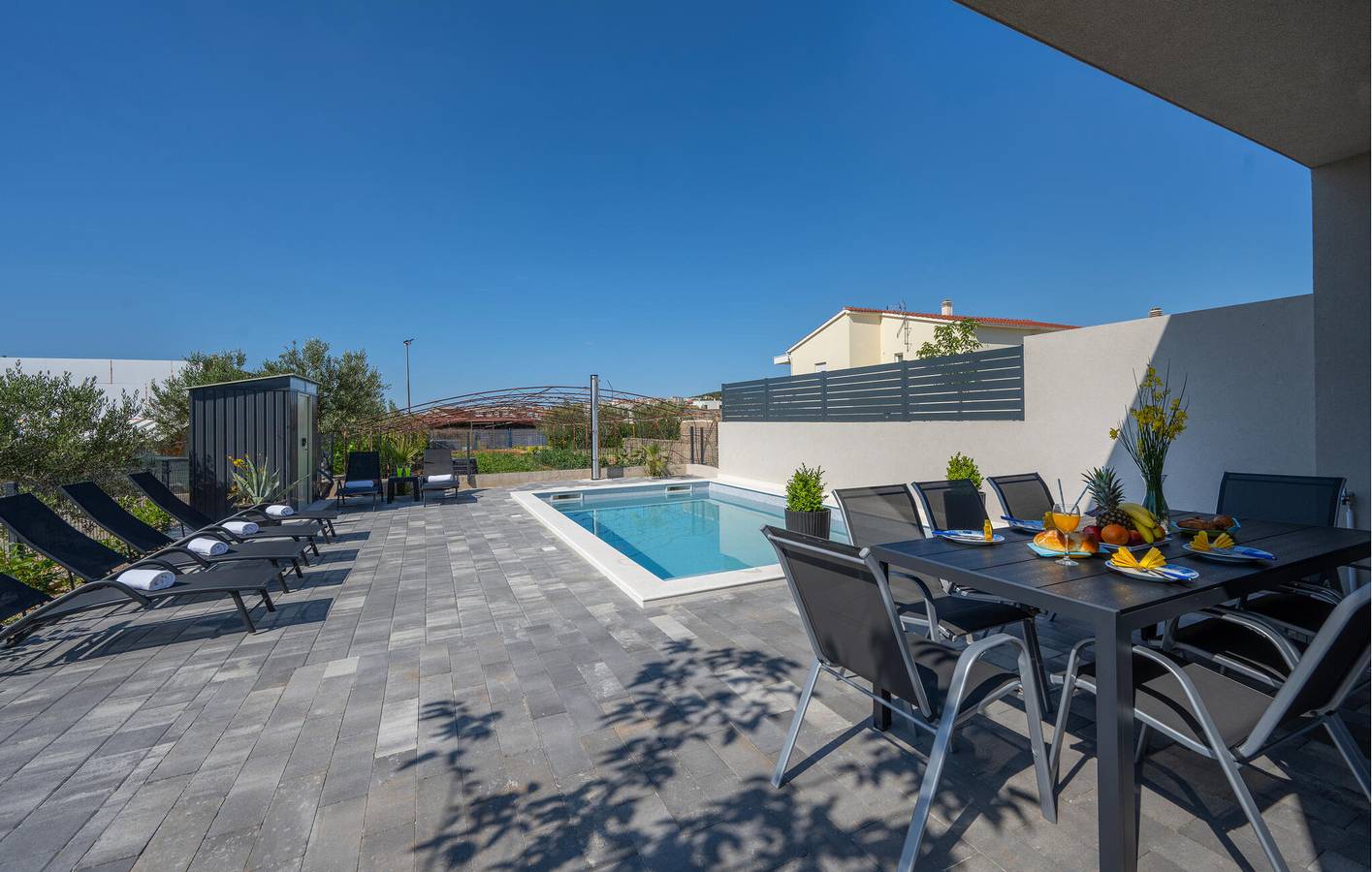 Gemütliche 90 m² große Wohnung mit Pool, Terrasse und WLAN in Strandnähe in Vodice, Šibenik-Knin