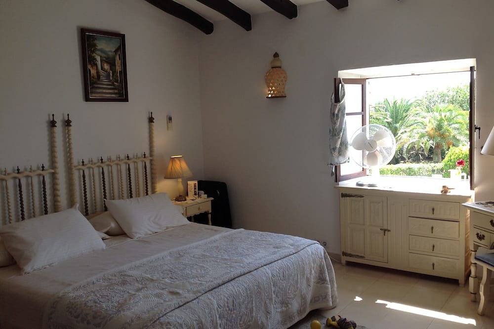Beautiful Old Farmhouse With English Country Gardens & Pool. 6 bedrooms 6 baths. in Cala d'Or, Santanyí