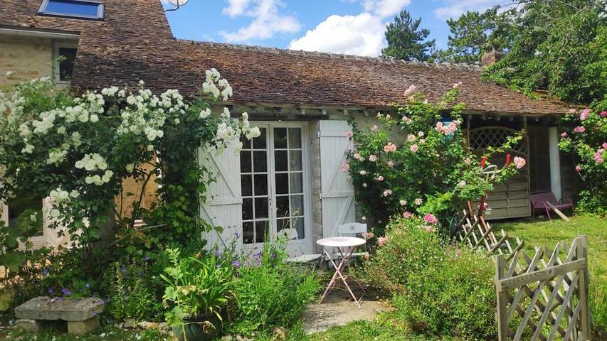 Gîte pour 8 personnes, avec jardin ainsi que piscine et sauna à Aulnay-la-Rivière