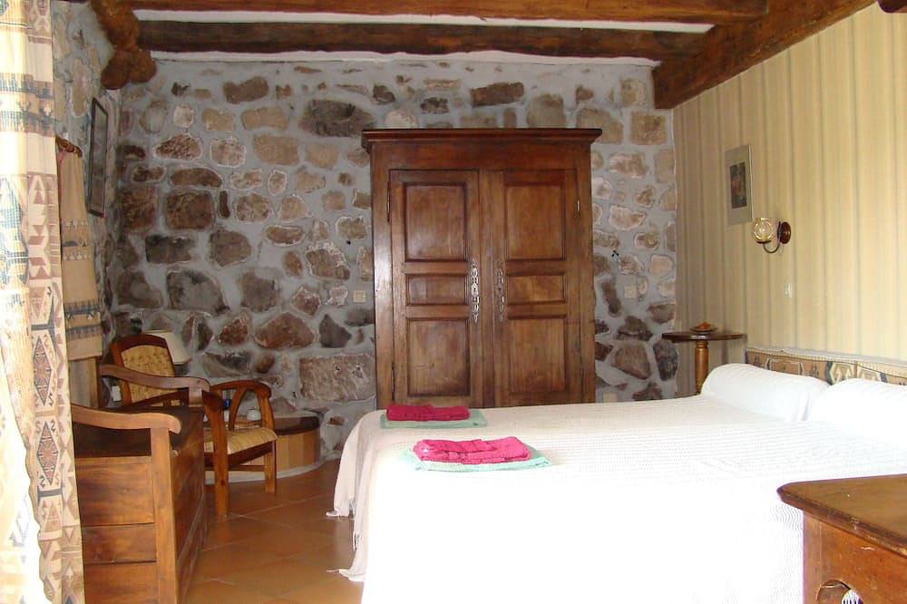 Meublé de 4 à 14 personnes. Aire extérieur privée 300 m². Piscine commune. in Pourchères, Parc naturel régional des Monts d'Ardèche
