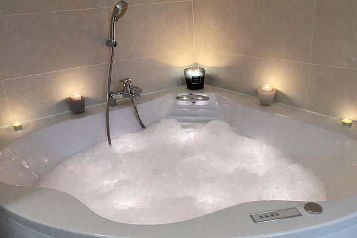 Location de vacances pour 5 personnes, avec jardin ainsi que jacuzzi et piscine dans Plage La Badine - 2