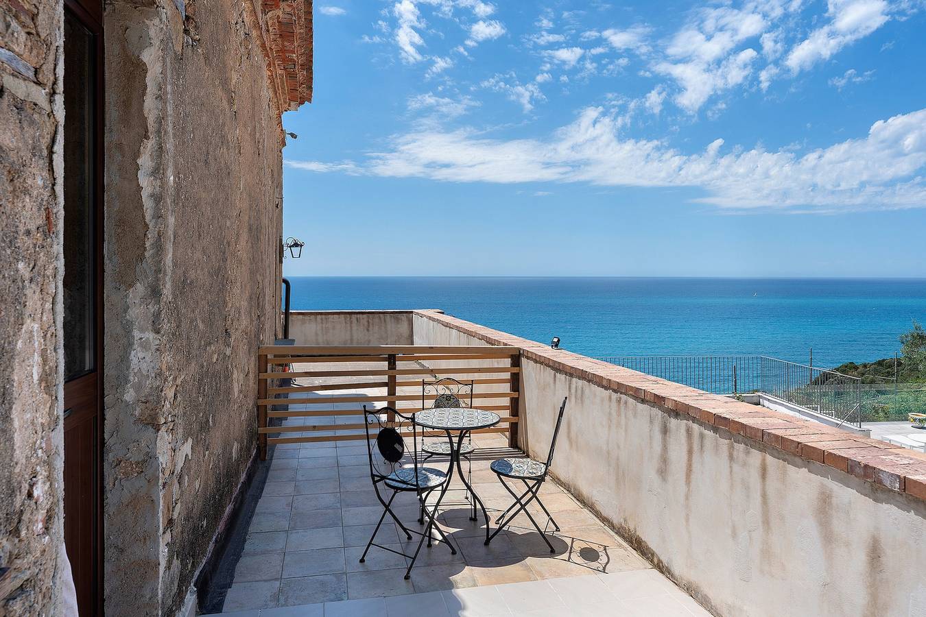 Donna Carmela Sea View Room with Wi-Fi and Air Conditioning in Caprioli, Cilento