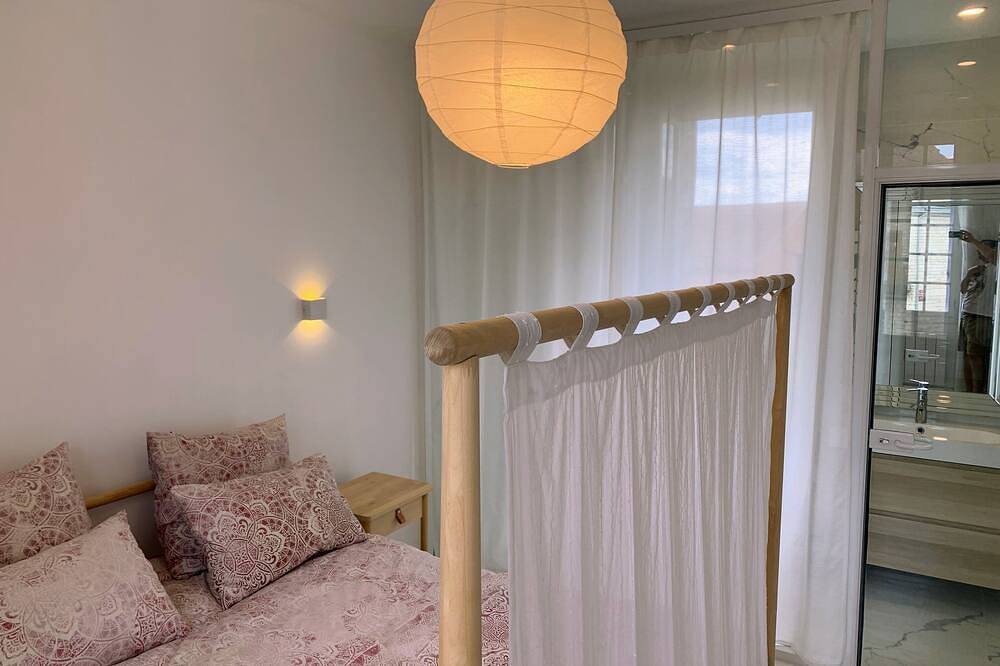 Pretty townhouse in the heart of the village in Rouffignac-Saint-Cernin-de-Reilhac, Périgord Noir