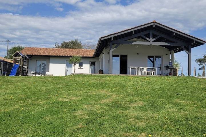 Maison de vacances pour 5 personnes, avec terrasse et jardin à Urcuit