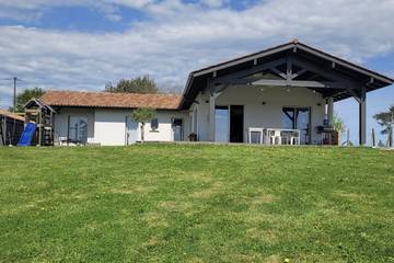 Gîte pour 5 personnes, avec terrasse et jardin à Urcuit