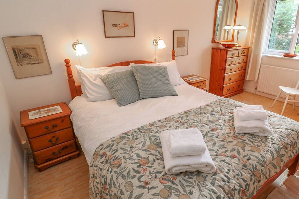 Phenests, pet friendly, country holiday cottage in Falmouth in Cornwall