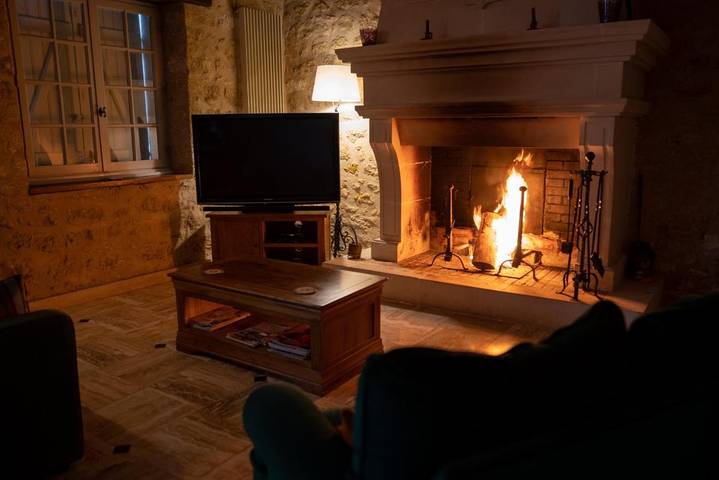 Location de vacances pour 6 personnes, avec vue ainsi que jardin et piscine, adapté aux familles à Avon-les-Roches - 2