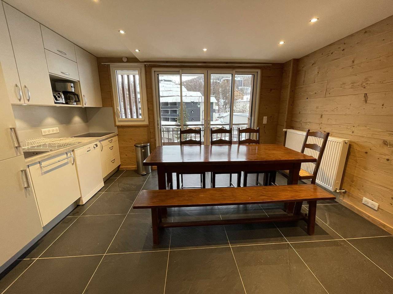 Entire apartment, Spacious 3-Room Cabin Apt for 8 with Balcony, Near Ski Lifts and Shops in Vars in Vars, Briançon region