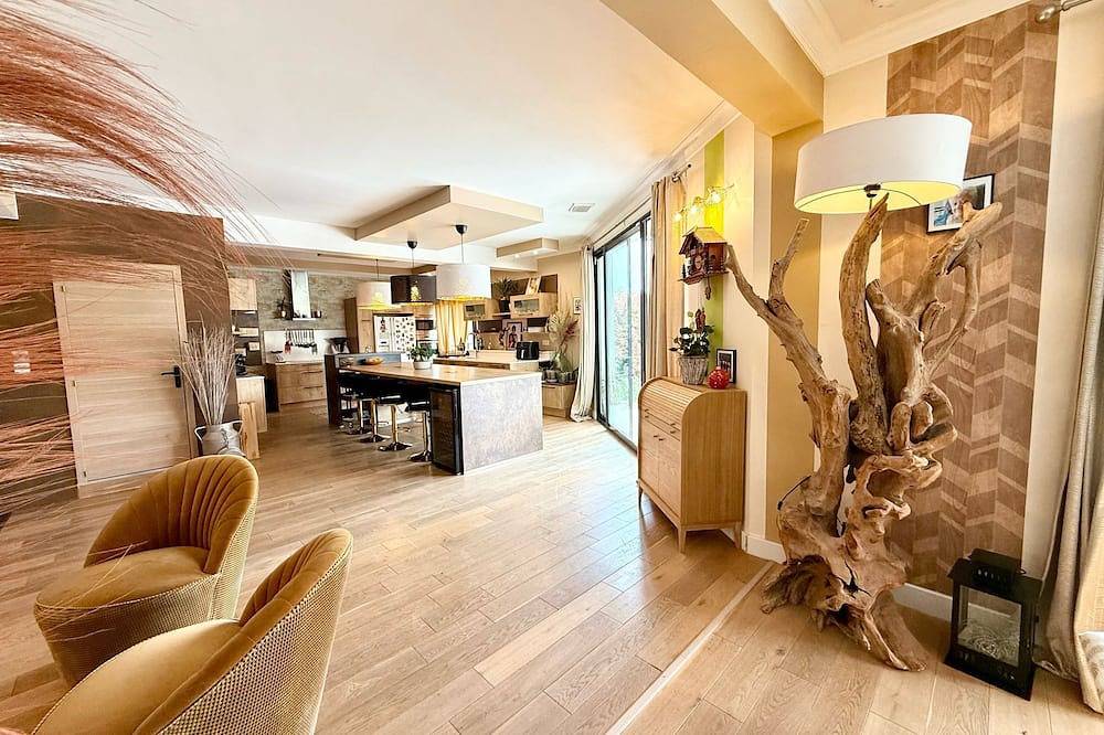 Superb 180m2 contemporary villa with swimming pool just 15min from the sea. in Marsillargues, Côte d'Améthyste