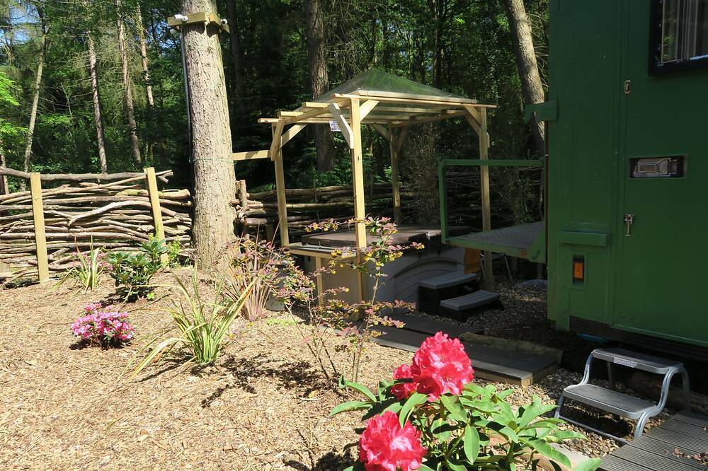 The Old Bread Lorry with hot tub in Surrey