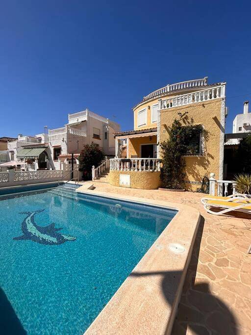 Chalet para 9 personas, con jacuzzi además de piscina y terraza en Pilar de la Horadada