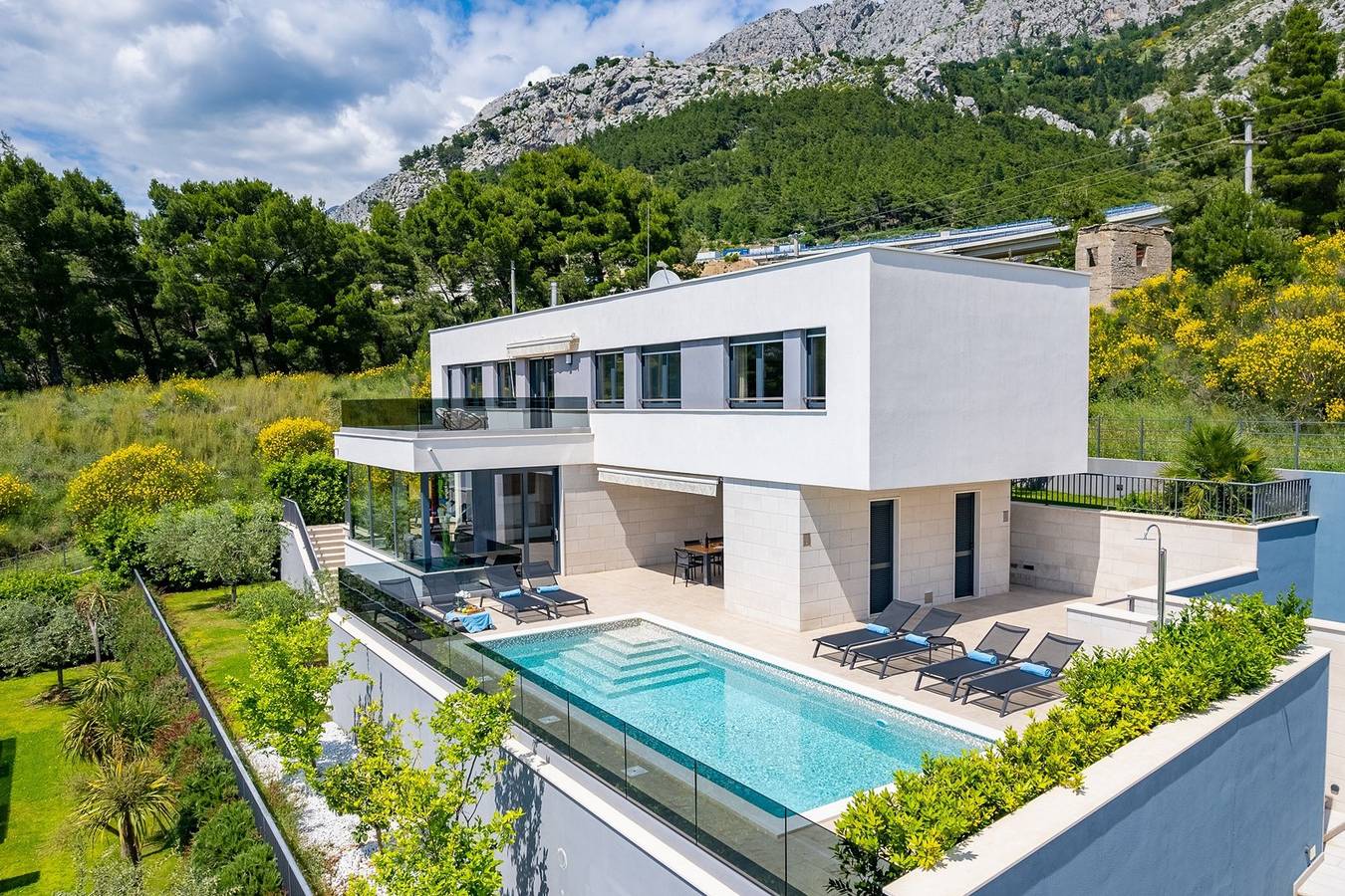 Neu! Luxus, direkt am Meer Villa Ivan mit beheiztem Pool nur 100 m vom Strand in Omiš (Kroatische Adria), Omis